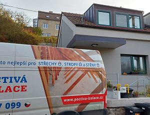 Zateplení stropu rodinného domu pomocí foukané izolace